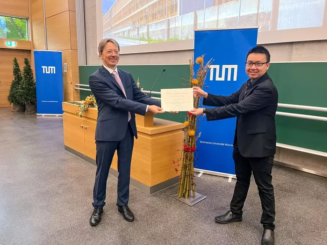 Prof. Dr. Volker Sieber (l.) hands over the award to Dr. Samuel Sutiono. 